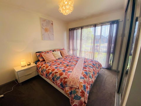 ENTIRE HOME IN WERRIBEE,BEST POSSIBLE LOCATION YOU CAN FIND - Accommodation Mt Buller 4
