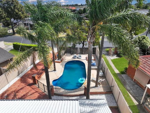 Evies White House Oasis I Pool & Close To Airport - Accommodation Mt Buller 0