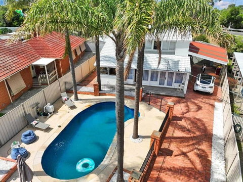 Evies White House Oasis I Pool & Close To Airport - Accommodation Mt Buller 1
