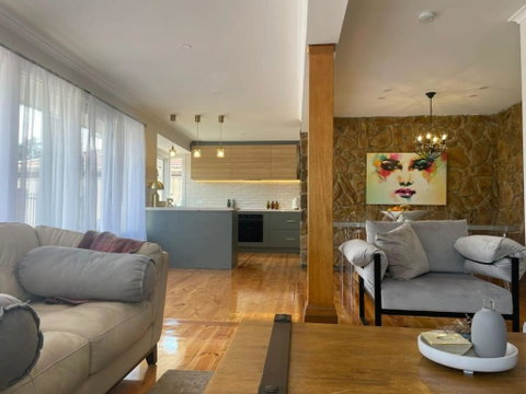 Evies White House Oasis I Pool & Close To Airport - Accommodation Mt Buller 2