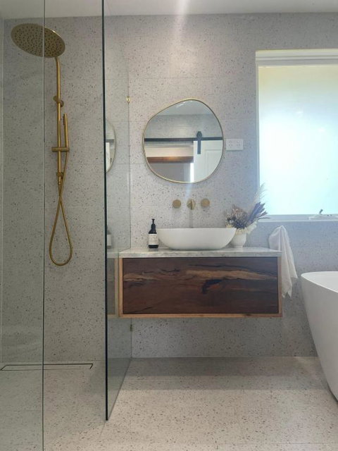 Evies White House Oasis I Pool & Close To Airport - Accommodation Mt Buller 4