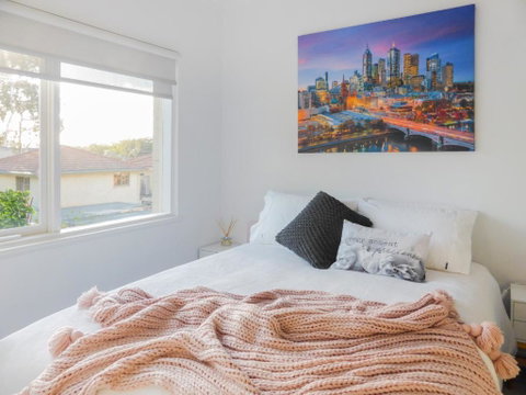 Glen Iris, Quiet Boutique 2 Bedroom Netflix, WIFI, Parking, Free Wine - Accommodation Mt Buller 3