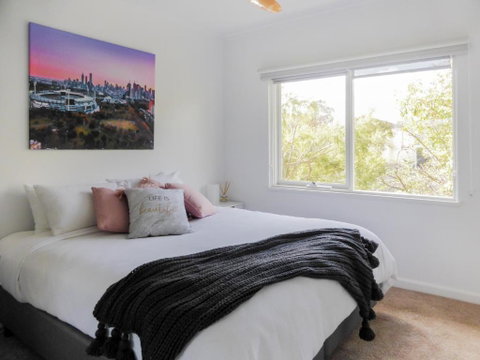 Glen Iris, Quiet Boutique 2 Bedroom Netflix, WIFI, Parking, Free Wine - Accommodation Mt Buller 2