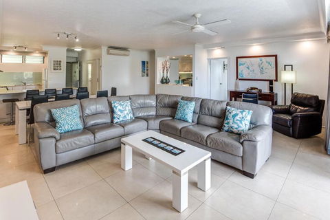 POINCIANA 101 HAMILTON ISLAND CENTRALLY LOCATED 3 BEDROOM, Plus BUGGY!! - Accommodation Mt Buller 2