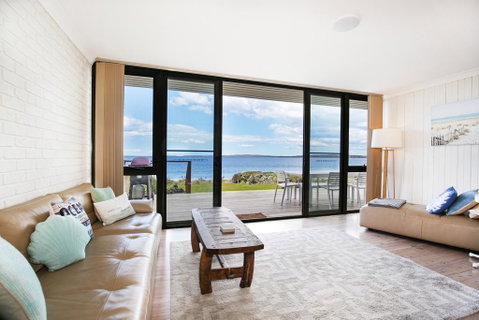 Azure Absolute Beachfront - Pet Friendly - Accommodation Mt Buller 2