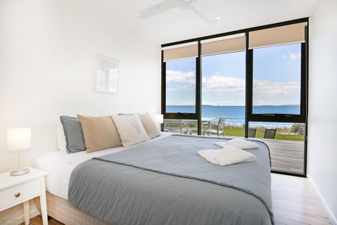 Azure Absolute Beachfront - Pet Friendly - Accommodation Mt Buller 3