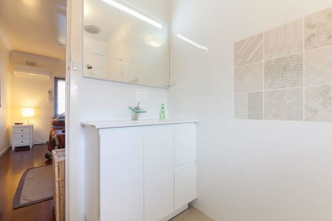 B7 Close To UWA, Swan River, Cafes And The New Children's Hospital - Accommodation Mt Buller 0