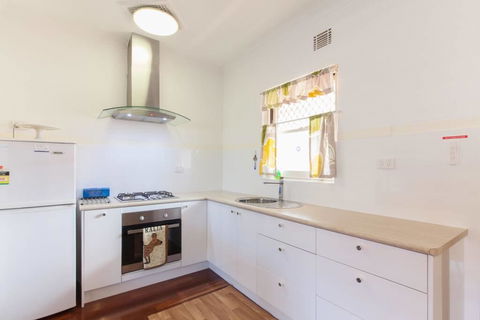 B8 Cafes, Resturants, UWA Close To SCGH - Accommodation Mt Buller 2
