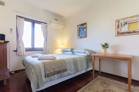 B8 Cafes, Resturants, UWA Close To SCGH - Accommodation Mt Buller 3