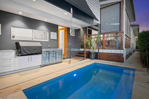 Redcliffe CBD Family Beach House - Accommodation Mt Buller 0