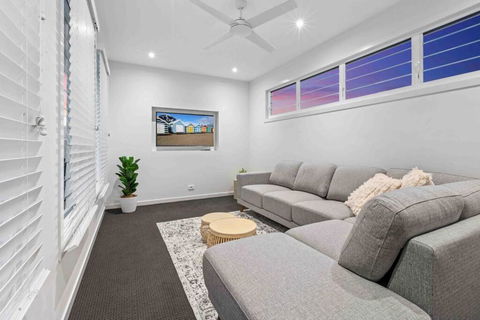 Redcliffe CBD Family Beach House - Accommodation Mt Buller 2