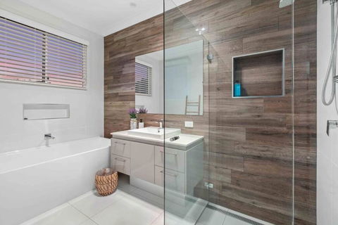 Redcliffe CBD Family Beach House - Accommodation Mt Buller 3