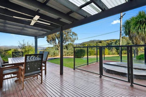 Relax In The Spa With Views Opposite Lake Eildon - Accommodation Mt Buller 3