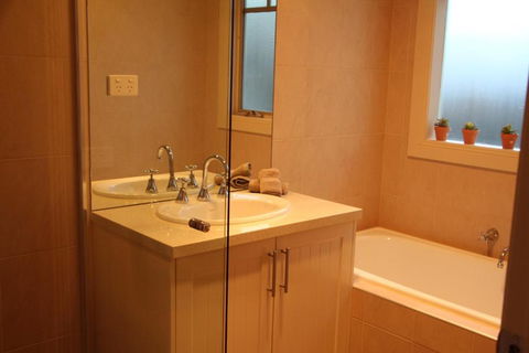 River Rock Cottage Centrally Located And Dog Friendly - Accommodation Mt Buller 3