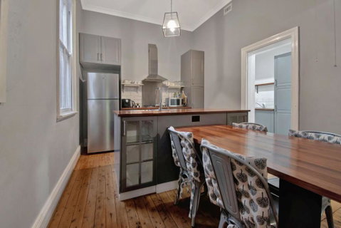 Rose Cottage - Stroll To CBD, Leafy Setting - Accommodation Mt Buller 1