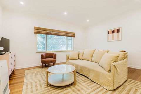 Salmon Calm - Trendy Velvet Allure By Albert Park - Accommodation Mt Buller 2