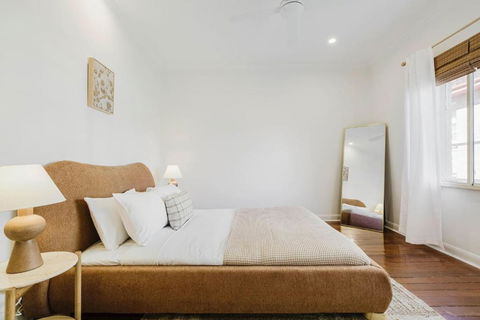 Salmon Calm - Trendy Velvet Allure By Albert Park - Accommodation Mt Buller 0