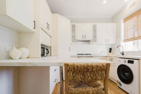 Salmon Calm - Trendy Velvet Allure By Albert Park - Accommodation Mt Buller 1