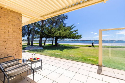 Sandy Beach House Corlette Unit 1 Waterfront WI-FI Aircon - Accommodation Mt Buller 2