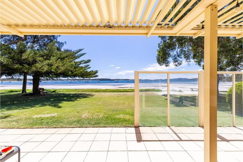 Sandy Beach House Corlette Unit 1 Waterfront WI-FI Aircon - Accommodation Mt Buller 1