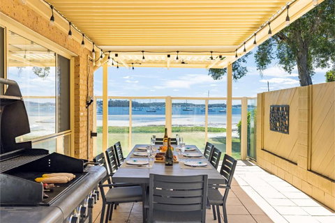 Sandy Beach House Corlette Unit 1 Waterfront WI-FI Aircon - Accommodation Mt Buller 3