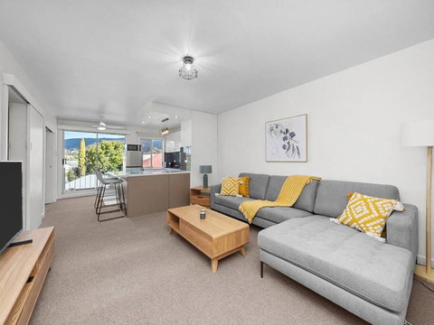 Sandy Bay Apartment With Hobart River View, Near UTAS - Stroll To Cafes And Shops - Accommodation Mt Buller 0
