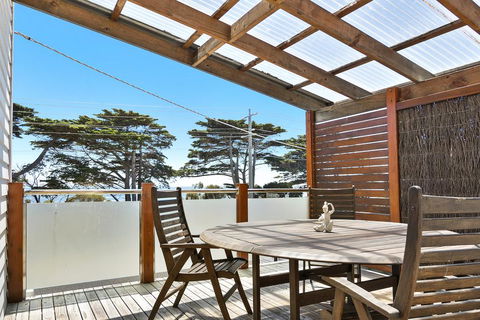 Black Dolphin Waterfront Townhouse - Bay Views - Accommodation Mt Buller 2
