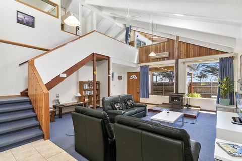 Black Dolphin Waterfront Townhouse - Bay Views - Accommodation Mt Buller 0