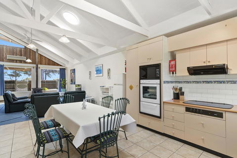 Black Dolphin Waterfront Townhouse - Bay Views - Accommodation Mt Buller 3