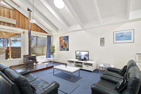 Black Dolphin Waterfront Townhouse - Bay Views - Accommodation Mt Buller 1